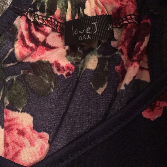 flattering navy blue floral top - Picture 3 of 3